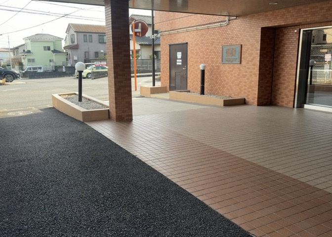 共用部分は、一棟の建物に住む区分所有者全員が共同で所有するとし、共用部分の管理、補修などは、区分所有者で形成される管理組合が行います。個人の判断で勝手に変更することはできませんので覚えておきましょう。