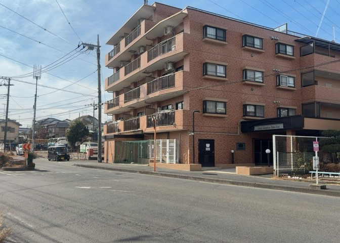 外観はマンション管理がされているかの目安になります。築年数が古いと、壁面は劣化してひび割れが生じることも！建物が古びていても細かいところが修繕されていると、きちんと管理されているなぁと感じるでしょう。