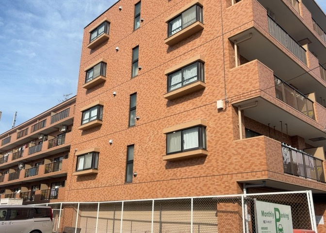 一般的なバルコニーは、奥行1.5ｍ程ですが、ワイルドバルコニーは2ｍまで広がっています。そのため洗濯物の間隔をあけ干すことができ、乾きやすいというメリットや、ガーデニングが楽しめる等の特徴があります。