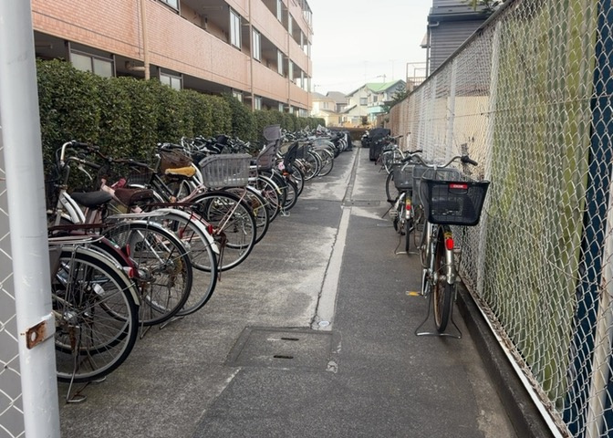 車一台あたりに必要なスペースは、標準サイズの普通自動車で横幅2m50cm、長さ5mは必要になります。ただし、乗降のことも考慮して横幅3m30cm、長さ5m50cmほどは確保できるところを選びましょう。
