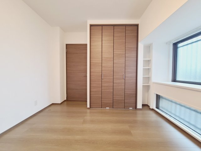 〇各部屋には窓が付いているので全体的に明るくなっております。広めの収納スペースもあるので嬉しいポイントですね。