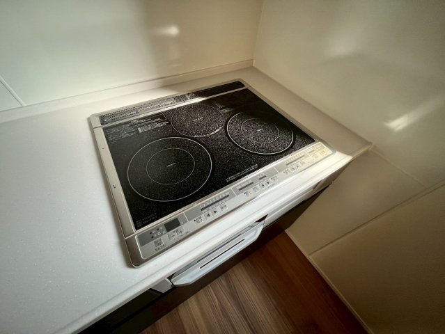 時短に繋がるIH　3口コンロです。