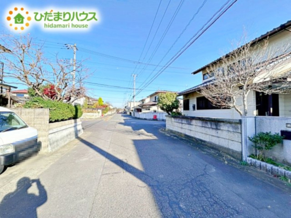 前面道路が広々のため駐車も楽々