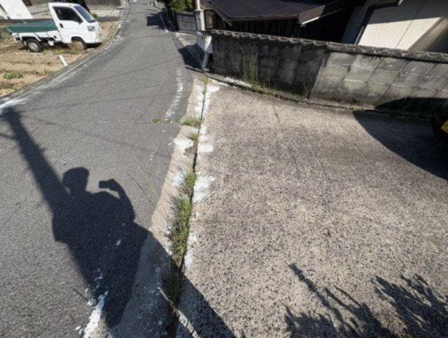 前面道路の様子です。前面道路幅員は約4.3ｍあり、車での出入りも比較的スムーズに行えます。周辺は落ち着いた住宅街のため交通量も比較的少なく、小さなお子様のいるご家庭にも安心感ある住環境となっています。
