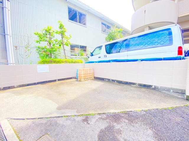 共用のゴミ捨て場、管理人さんがしっかり掃除されてます♪