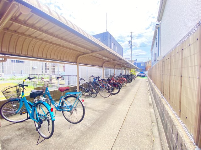 駐輪場も広々です♪