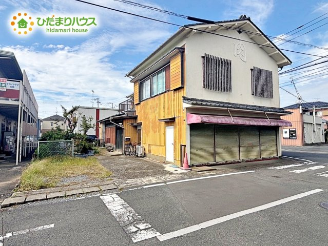 駐車場スペース完備！大きな道路に面しておりますが、東側の道路は交通量が少ないのでお車の運転が苦手な方でも車の出入りが可能です。