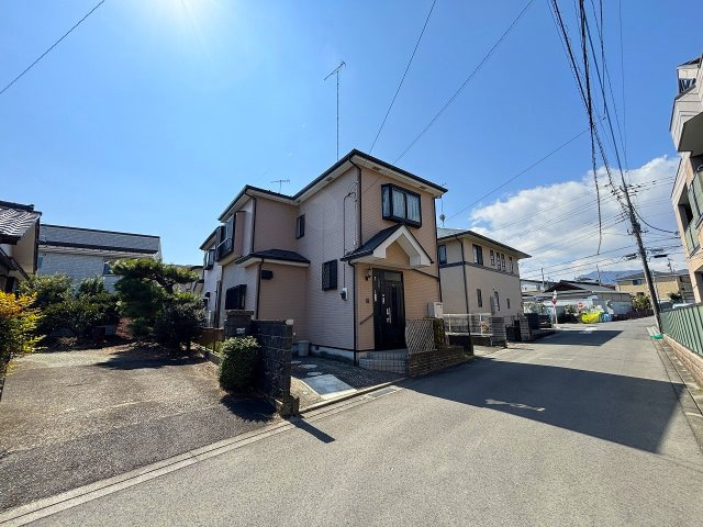 北側4.8m道路に面しています。