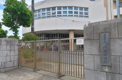 六浦中学校まで1、100ｍ