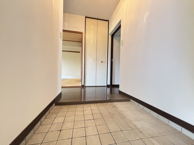 ドアを開けてすぐに余裕のあるホールがございます。