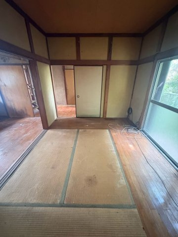 1階和室1部屋目。大きな窓があり、開放化があります。