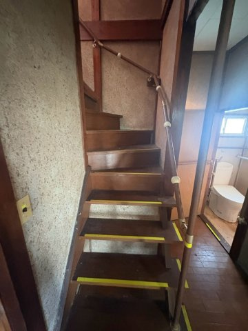 階段。あると嬉しい手すり付き。