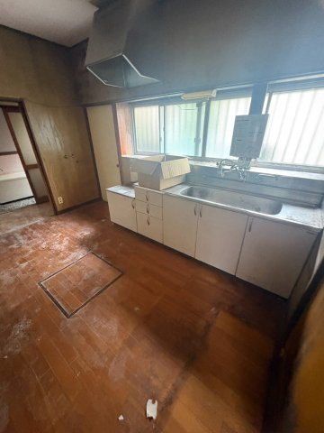 洗い場が広く使い勝手の良いキッチン。床下収納もございます。
