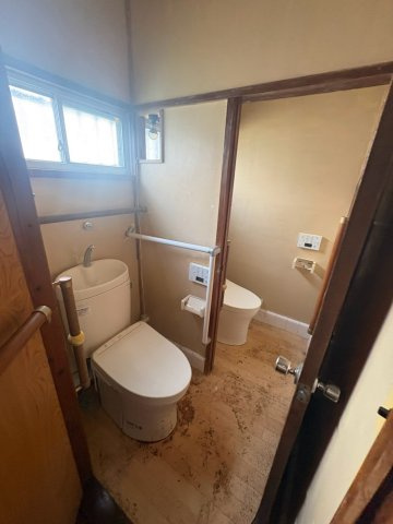 1階トイレ。1か所に2つトイレがあります。忙しい朝でも待たなくてもいいので、効率よく動けます。