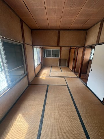 2階は和室が2部屋あります。どちらの部屋からもバルコニーに出られます。