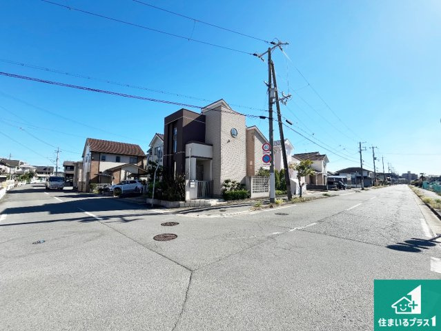 周辺は閑静な住宅街！前面道路広々で車の出し入れも便利です。駐車が苦手な方でも安心して車庫入れできます！