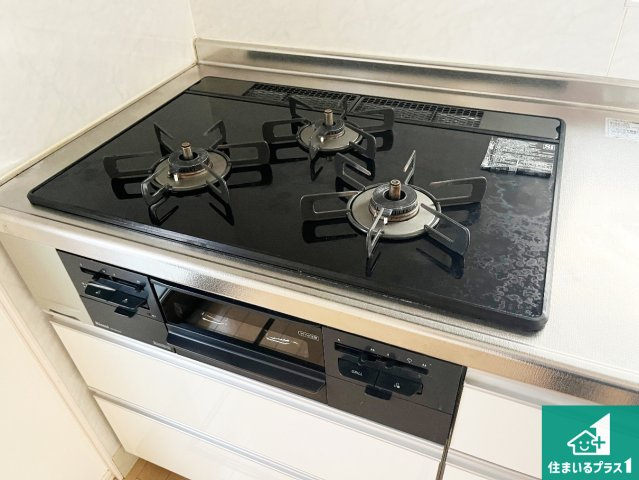 ダブル高火力Ｓｉセンサー付きコンロ！3口あるので、まとめて料理をする時も大活躍！