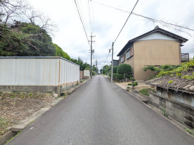 南側から北側を見た前面道路の様子です。幅員は約5．4ｍです。