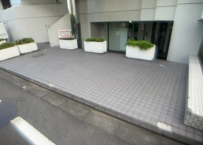 物件によっては、入居者が個人的に使用できる専用庭がついているものもあります。また、住宅の中にある土間の部分を庭と呼ぶこともあります。庭の用途は住む人によって変わり、それによってデザインもさまざまです。