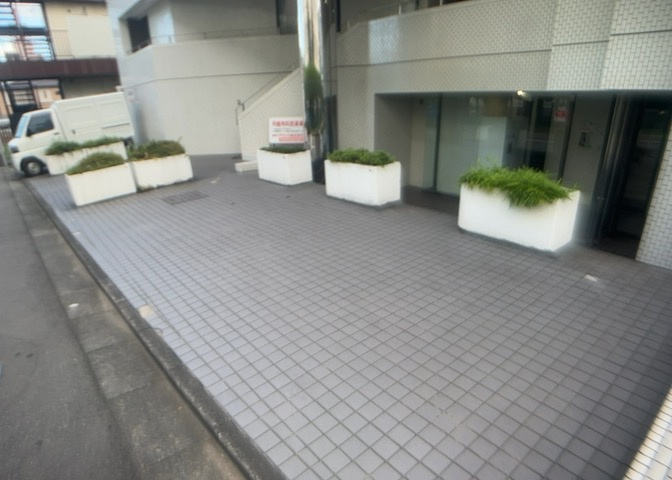 中庭（パティオ）とは、一つの建築物の内部に設けられた、壁などで囲われている庭のことを指します。コの字型、ロの字型が主流ですが、L字型の中庭もあります。最近では、インテリア性の高さからも人気があります。