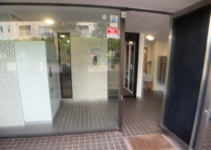 マンションのエントランスには、もともと風よけや防犯の役割がありますが、マンションによって宅配ボックスなどの設備が備わっている所もあります。日々の生活をイメージしながら生活しやすさをチェックしましょう。