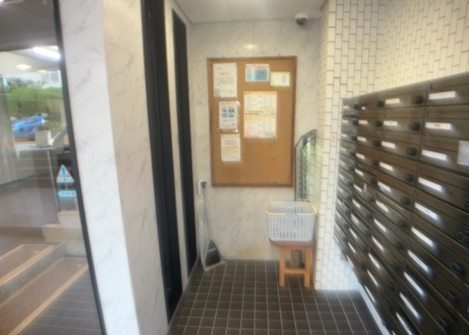受付はマンションコンシェルジュがいる場合もあれば、管理人が滞在する小部屋を総称して呼ぶことがあります。主にエントランスに設置されていることから、防犯面でも期待ができます。防犯設備がない場合はより安心！