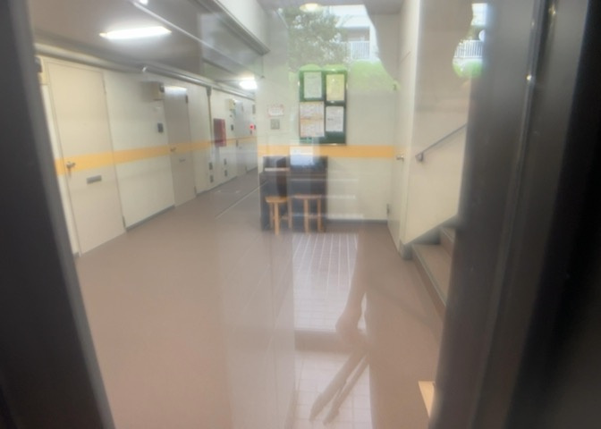 ロビーというと、エントランスと何がちがうの？と思いますよね。実はロビーとエントランスには明確な決まりはありません。物件によっては、エントランスを入って広がるある程度の広さのある空間がロビーとなります。