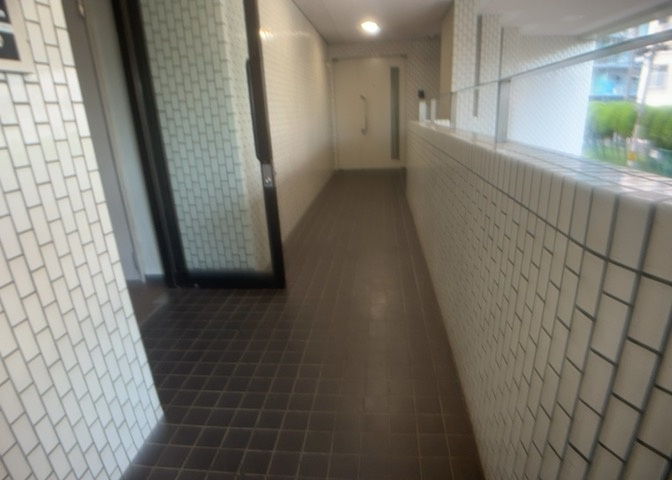 共用部分は、一棟の建物に住む区分所有者全員が共同で所有するとし、共用部分の管理、補修などは、区分所有者で形成される管理組合が行います。個人の判断で勝手に変更することはできませんので覚えておきましょう。