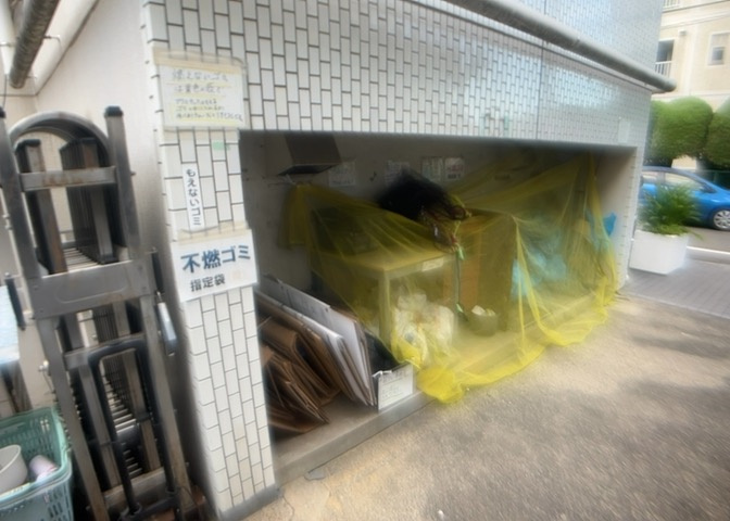 共有部分は、住民なら誰もが使える設備のこと。例えば駐車場やエレベーター、インターネット設備、セキュリティ設備などがあります。他にも、マンションの廊下・外部階段やエントランス・ゴミ置き場などがあります。