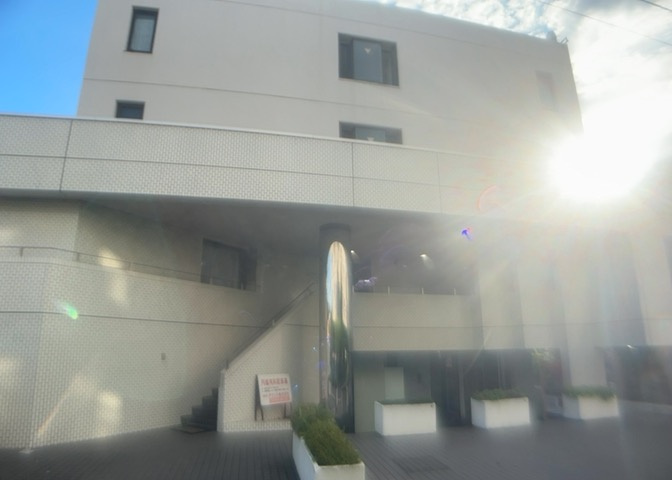 道幅が広い場所は日当たりや風通が良好です。幅が広いのですれ違いも可能ですし大きな車でも駐車可能！一方で、大型車が通ることも多くなるため交通量の増加により騒音に繋がります。また土地の値段が高くなります。