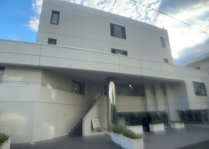 ＲＣ造、Reinforced　Concreteは直訳すると補強されたコンクリートです。主に柱や梁・床・壁が鉄筋とコンクリートで構成おり、鉄筋を組んだ型枠にコンクリートを流し込んで固めたものを指します。