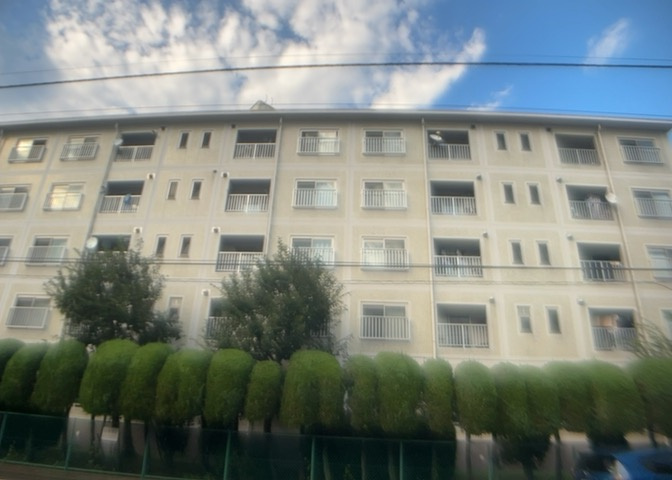 眺望を気にして物件を探す場合、前面に建物が建っていないか現地で確認しましょう！前面に建物があると景色はもちろん、日当たりや風通しにも影響が出てきます。住んだ時のことを想像しながら現地見学をしましょう。