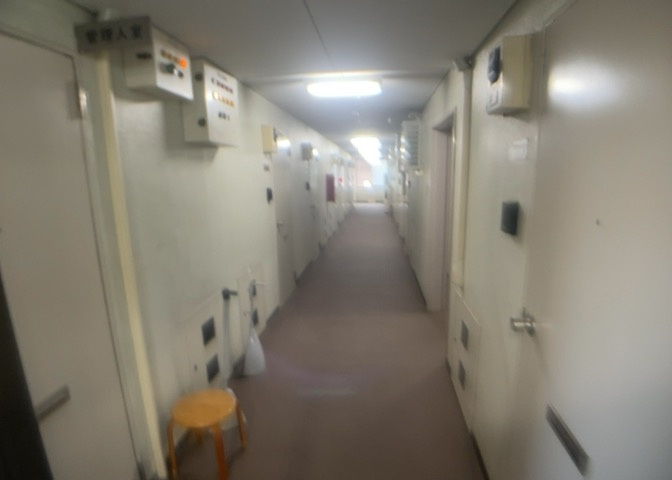 玄関は家の顔でもあり、家族以外の目にも止まる場所です。玄関は外との間を仕切る扉、靴などをしまっておく収納スペース、靴脱ぎのたたきスペース、来客とのやり取りをするドアホンなど複数のアイテムからなります。