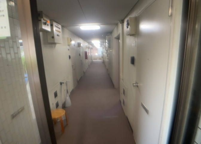 共有部分は、住民なら誰もが使える設備のこと。例えば駐車場やエレベーター、インターネット設備、セキュリティ設備などがあります。他にも、マンションの廊下・外部階段やエントランス・ゴミ置き場などがあります。