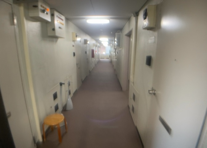 共用部分は、一棟の建物に住む区分所有者全員が共同で所有するとし、共用部分の管理、補修などは、区分所有者で形成される管理組合が行います。個人の判断で勝手に変更することはできませんので覚えておきましょう。