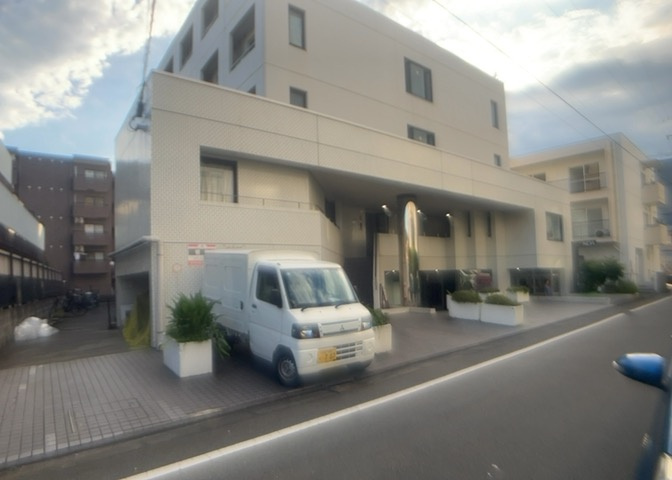 外観はマンション管理がされているかの目安になります。築年数が古いと、壁面は劣化してひび割れが生じることも！建物が古びていても細かいところが修繕されていると、きちんと管理されているなぁと感じるでしょう。