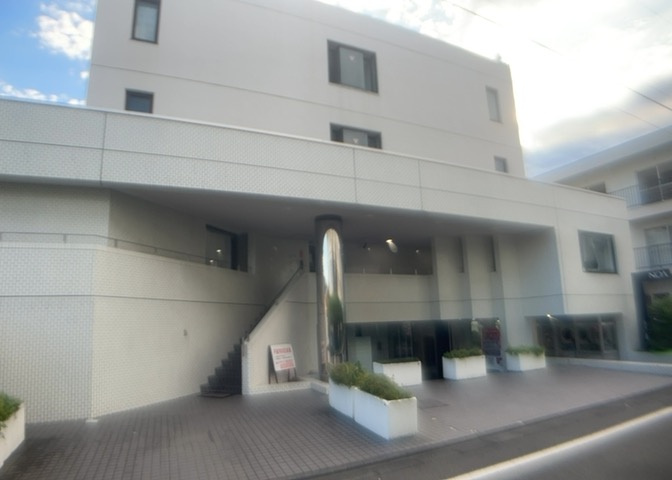 一般的なバルコニーは、奥行1.5ｍ程ですが、ワイルドバルコニーは2ｍまで広がっています。そのため洗濯物の間隔をあけ干すことができ、乾きやすいというメリットや、ガーデニングが楽しめる等の特徴があります。
