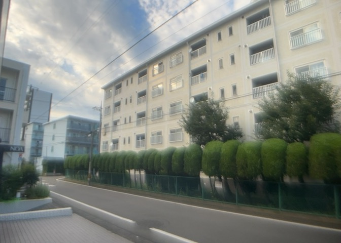 眺望の良さを楽しめるダイニングキッチンで家族団らんの時間を過ごしてはいかがでしょうか。バルコニーから見える景色を家族で眺める時間は、時間が経つのを忘れてしまいそうですね。是非、現地を見に行きましょう！