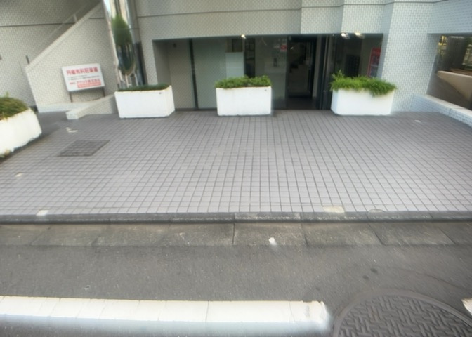 マンションの駐輪場は、事前に空きがあるか確認を取ると安心です。せっかく入居したのに駐輪スペースがない！なんてことになったら大変ですよね。そこで、内見時や購入前にはまず事前に確認しておくと良いでしょう。