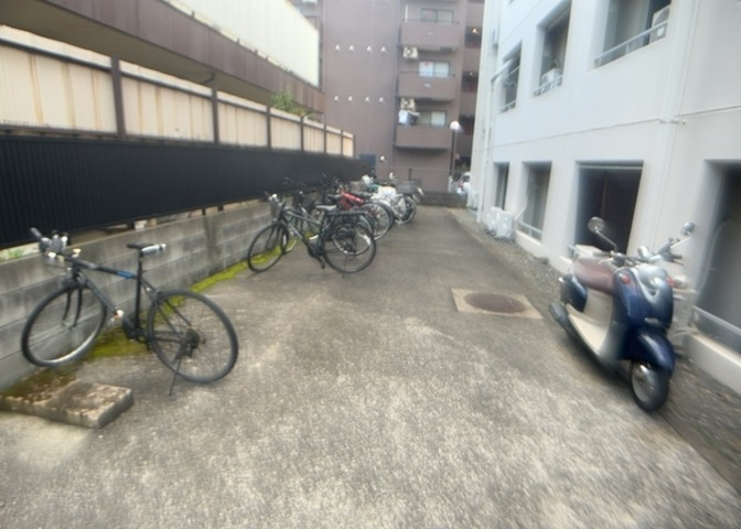 車一台あたりに必要なスペースは、標準サイズの普通自動車で横幅2m50cm、長さ5mは必要になります。ただし、乗降のことも考慮して横幅3m30cm、長さ5m50cmほどは確保できるところを選びましょう。