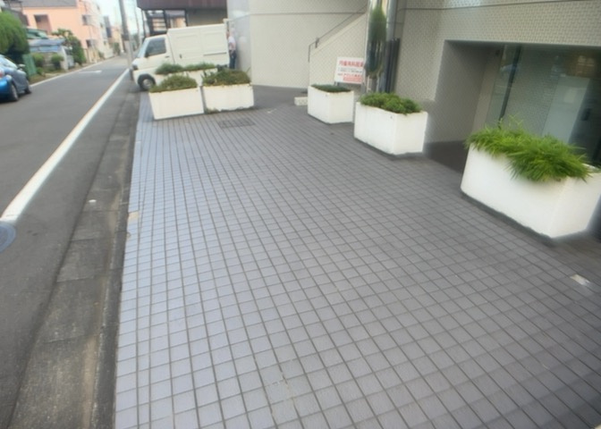 駐車場と明記されていても、最小スペースでつくられた駐車場だと大型車は駐車できなかったり、出入りしにくくなったりする可能性があります。お車のサイズと購入したい物件の駐車場のサイズを現地で確認しましょう。