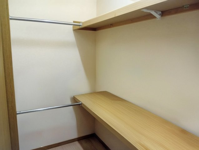 ウォークインクローゼットは収納力が高く、衣類やバッグ、小物までまとめてすっきり整理できるのが魅力です。