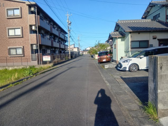 前面道路が6ｍ以上あるので駐車が苦手の方でも安心です！