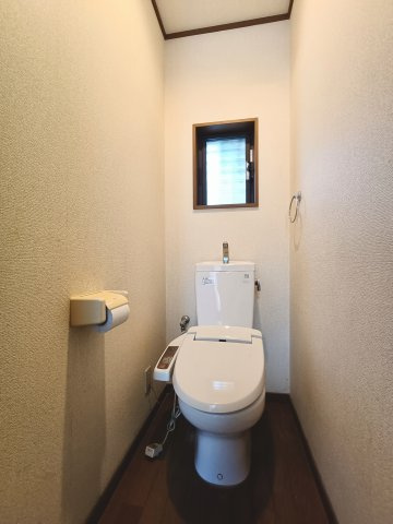 【トイレ】　シンプルで清潔感のあるトイレ空間です。