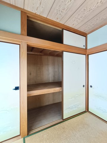 【和室収納】　各部屋に収納を備え、衣類や荷物もすっきり整理できます。