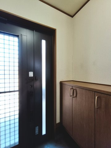 【玄関】　清潔感のある玄関で、お客様を気持ちよくお迎えします。