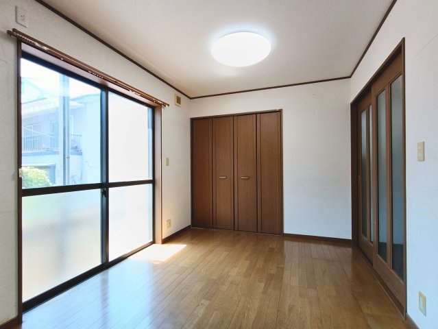 【LDK　約9.5帖】　窓からの光がやさしく差し込む、居心地の良いLDKです。