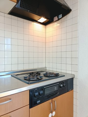 【コンロ】　3口コンロで複数の調理も効率よくこなせます。