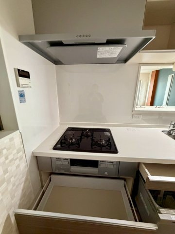 同時進行で調理ができる三口コンロ。
