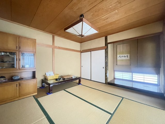 落ち着いた雰囲気の2階和室6帖。二面に窓があり、やわらかな光を取り込む心地よい空間です。畳の香りと木の天井が和の趣を感じさせ、寝室や客間としても活用可能です。収納もありすっきりと片付きます。